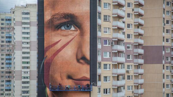 Граффити с Юрием Гагариным на фасаде дома №2 по улице Кутузовская в районе Новая Трехгорка
