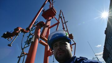 Рабочий в терминале компании Газпромнефть в Санкт-Петербурге Рабочий в терминале компании Газпромнефть в Санкт-Петербурге