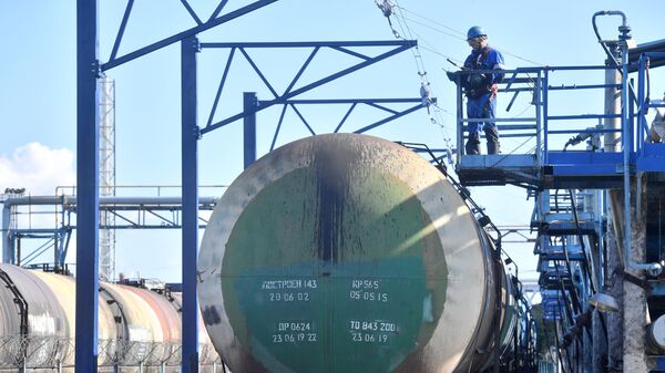 Железнодорожная цистерна с топливом в терминале компании Газпромнефть