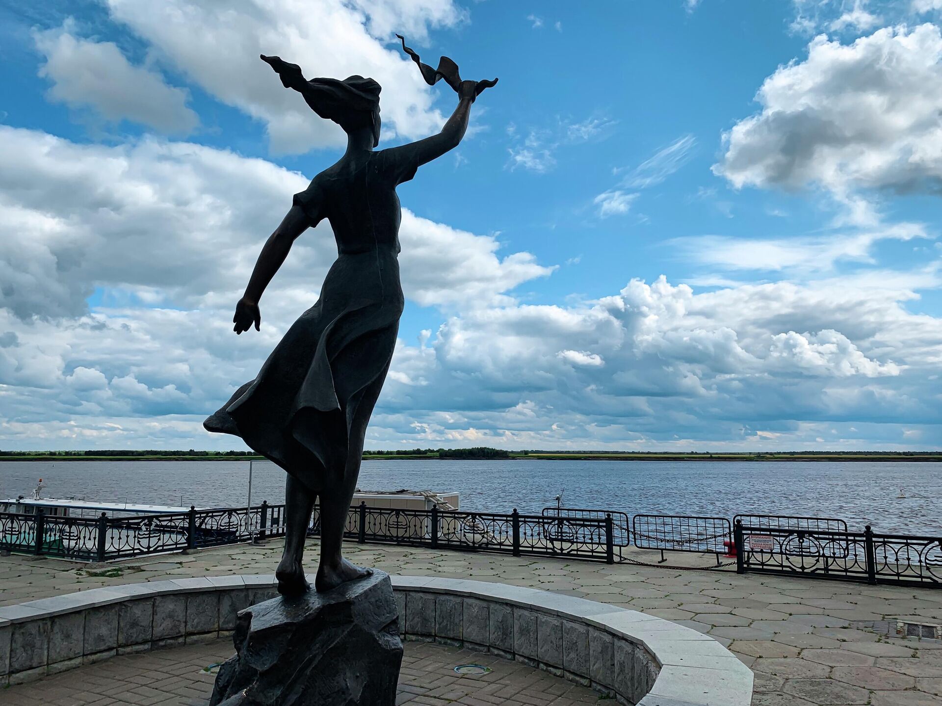 Скульптура Ассоль корабельная в Ханты-Мансийске Скульптура Ассоль корабельная в Ханты-Мансийске