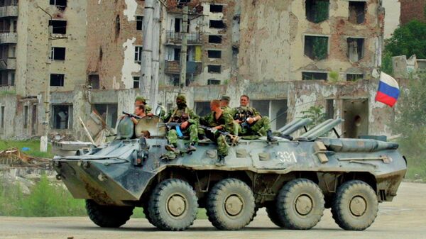 Российские военные патрулируют улицы Грозного в Чечне 