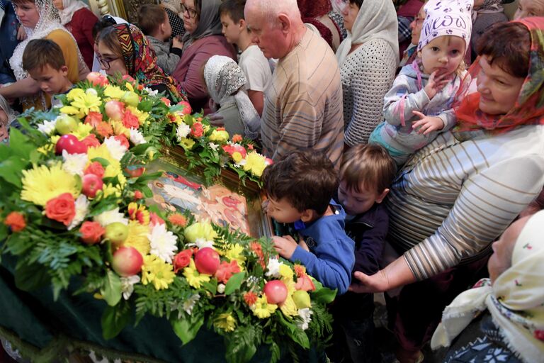 Верующие в храме Преображения господня в селе Большие Кабаны Лаишевского района республики Татарстан