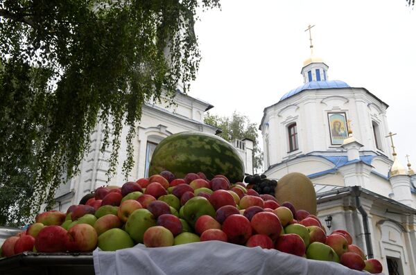 Освященные фрукты возле храма Преображения господня в селе Большие Кабаны Лаишевского района республики Татарстан