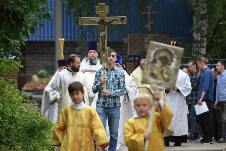 Крестный ходу у храма Преображения господня в селе Большие Кабаны Лаишевского района республики Татарстан