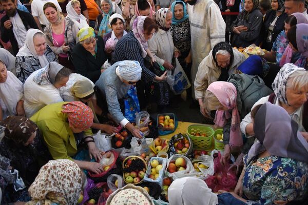 Верующие выкладывают яблоки на богослужении празднику Преображения Господня в Покровском кафедральном соборе Владивостока