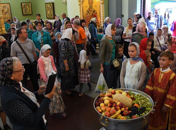 Верующие на богослужении празднику Преображения Господня в Покровском кафедральном соборе Владивостока