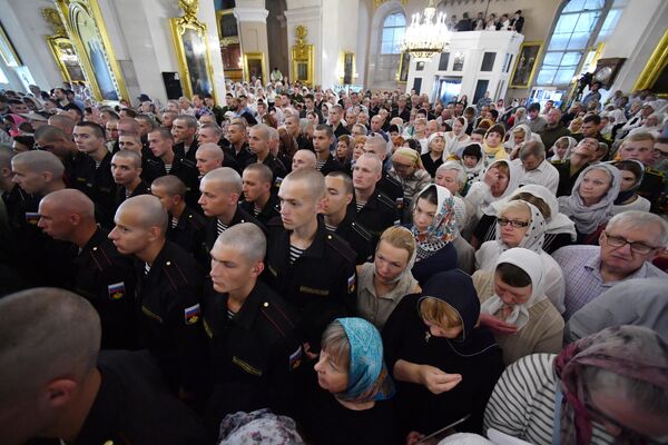 Верующие на богослужении в Спасо-Преображенском соборе Санкт-Петербурга