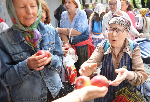 Верующие с освященными яблоками у Спасо-Преображенского собора в Санкт-Петербурге
