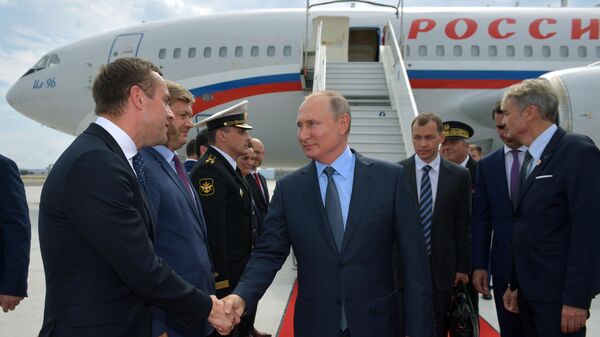 Президент РФ Владимир Путин во время церемонии встречи в аэропорту Марселя