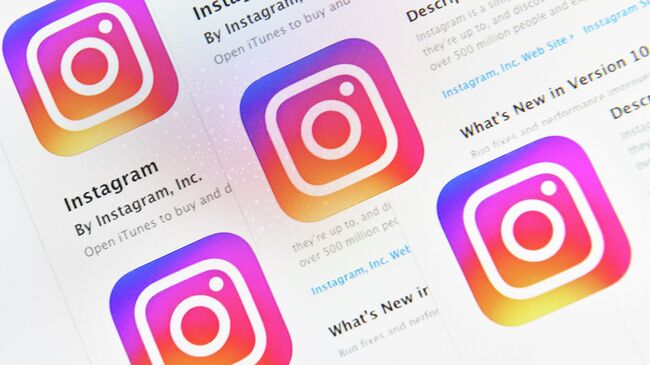 Иконки социальной сети Instagram на экране смартфона