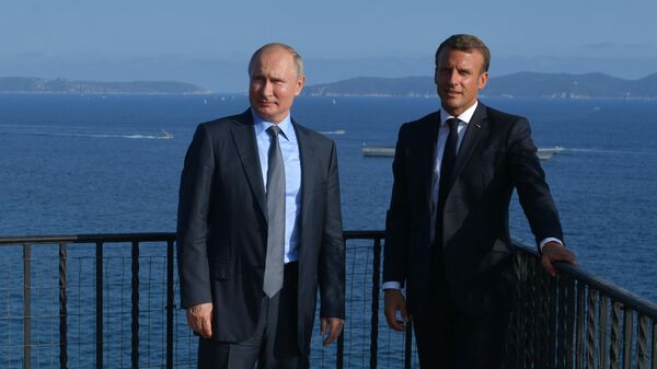 Владимир Путин и президент Франции Эммануэль Макрон во время встречи в резиденции президента Франции Форт Брегансон