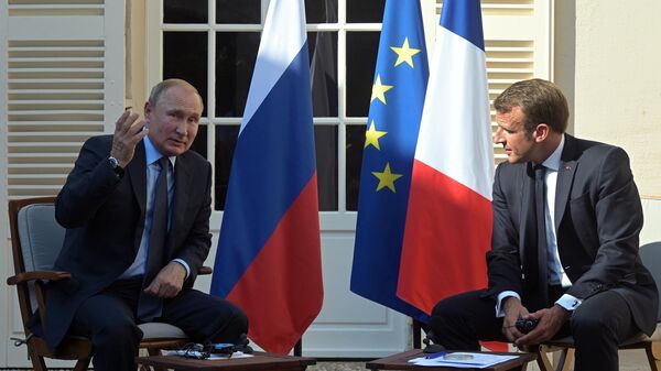  Президент РФ Владимир Путин и президент Франции Эммануэль Макрон во время встречи в резиденции президента Франции Форт Брегансон