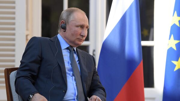 Президент РФ Владимир Путин во время встречи с президентом Франции Эммануэлем Макроном