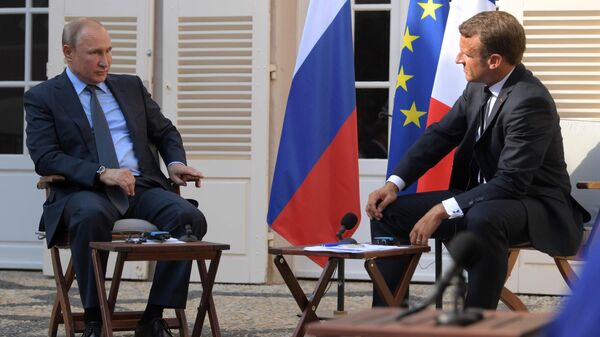 Президент РФ Владимир Путин и президент Франции Эммануэль Макрон во время встречи в резиденции президента Франции Форт Брегансон