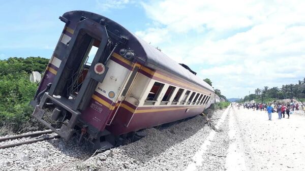 Шесть вагонов пассажирского поезда, сошедшие с рельсов в районе станции Ча-Ам