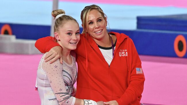 Мэгги Хейни (справа)