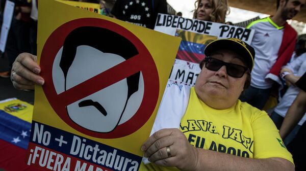 Участники выступления против президента Венесуэлы Николаса Мадуро в Сан-Паулу