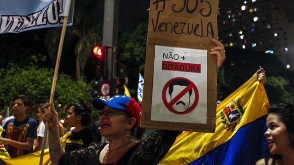 Участники выступления против президента Венесуэлы Николаса Мадуро в Сан-Паулу