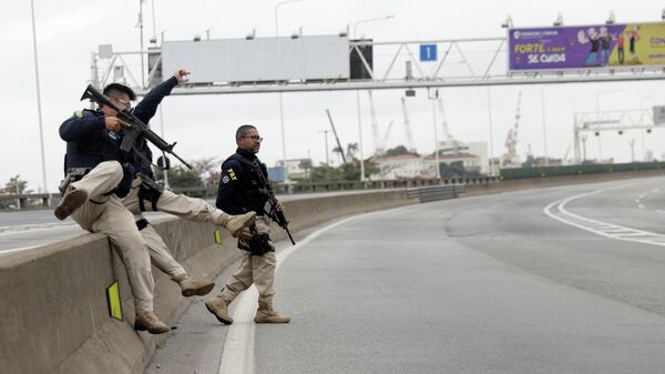 Бразильские полицейские на мосту Рио-Нитерой в Рио-де-Жанейро, где мужчина захватил автобус с пассажирами. 20 августа 2019