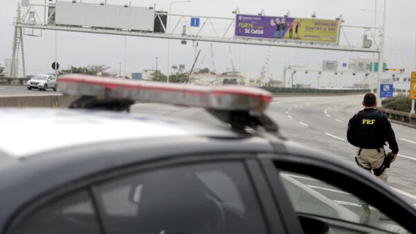 Бразильские полицейские на мосту Рио-Нитерой в Рио-де-Жанейро, где мужчина захватил автобус с пассажирами. 20 августа 2019