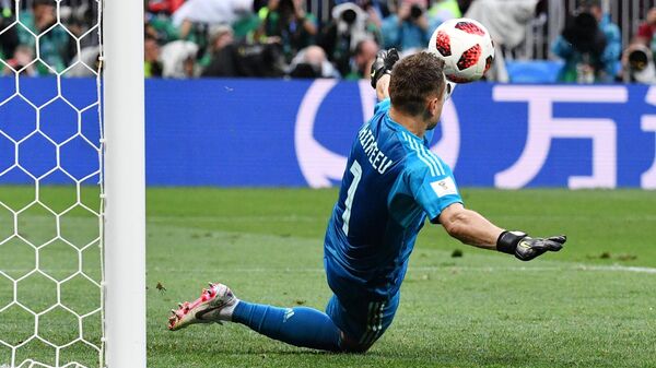 Игорь Акинфеев отбивает пенальти в матче со сборной Испании