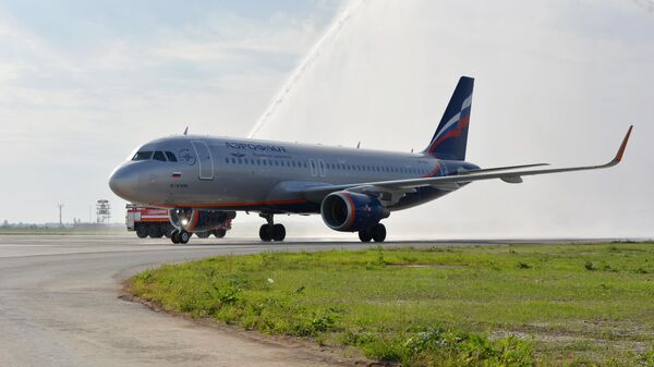 Самолет Airbus A320-214 авиакомпании Аэрофлот проезжает сквозь водную арку приветствия в международном аэропорту Гагарин