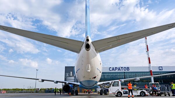 Самолет Boeing 737-800 авиакомпании Победа в международном аэропорту Гагарин в Саратовской области