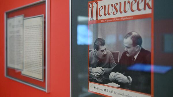Обложка Американского еженедельного новостного журнала Newsweek 1939 года, на которой изображены И. В. Сталин и В.М. Молотов, представленная на открытии историко-документальной выставки 1939 год. Начало Второй мировой войны
