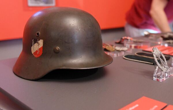 Стальной шлем М-35 образца 1935 года (Германия, 1-я половина XX века), представленный на открытии историко-документальной выставки 1939 год. Начало Второй мировой войны в Выставочном зале федеральных архивов в Москве
