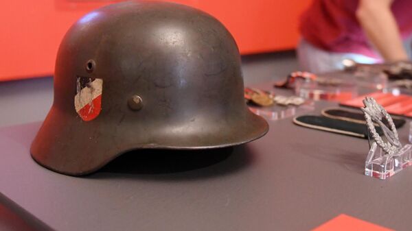 Стальной шлем М-35 образца 1935 года (Германия, 1-я половина XX века), представленный на открытии историко-документальной выставки 1939 год. Начало Второй мировой войны в Выставочном зале федеральных архивов в Москве