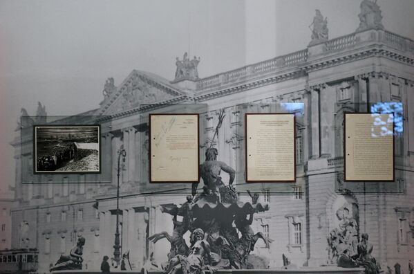 Архивные документы, представленные на открытии историко-документальной выставки 1939 год. Начало Второй мировой войны в Выставочном зале федеральных архивов в Москве