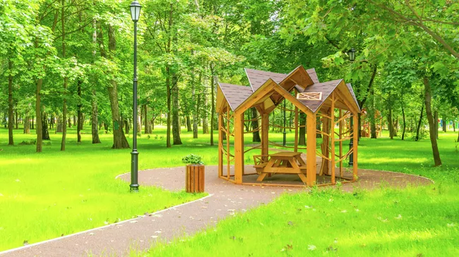Резные беседки в Черкизовском парке Москвы