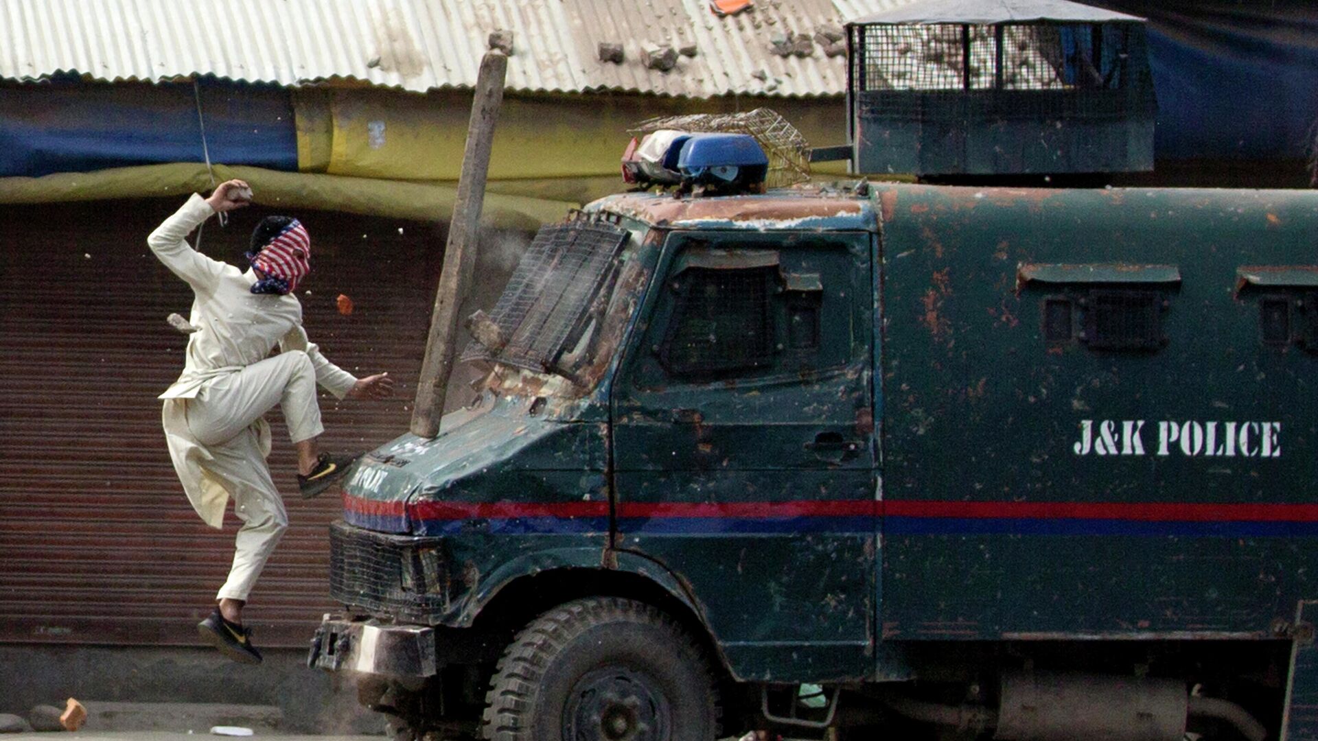 Протестующий в Кашмире прыгает на машину индийской полиции - РИА Новости, 1920, 02.10.2019