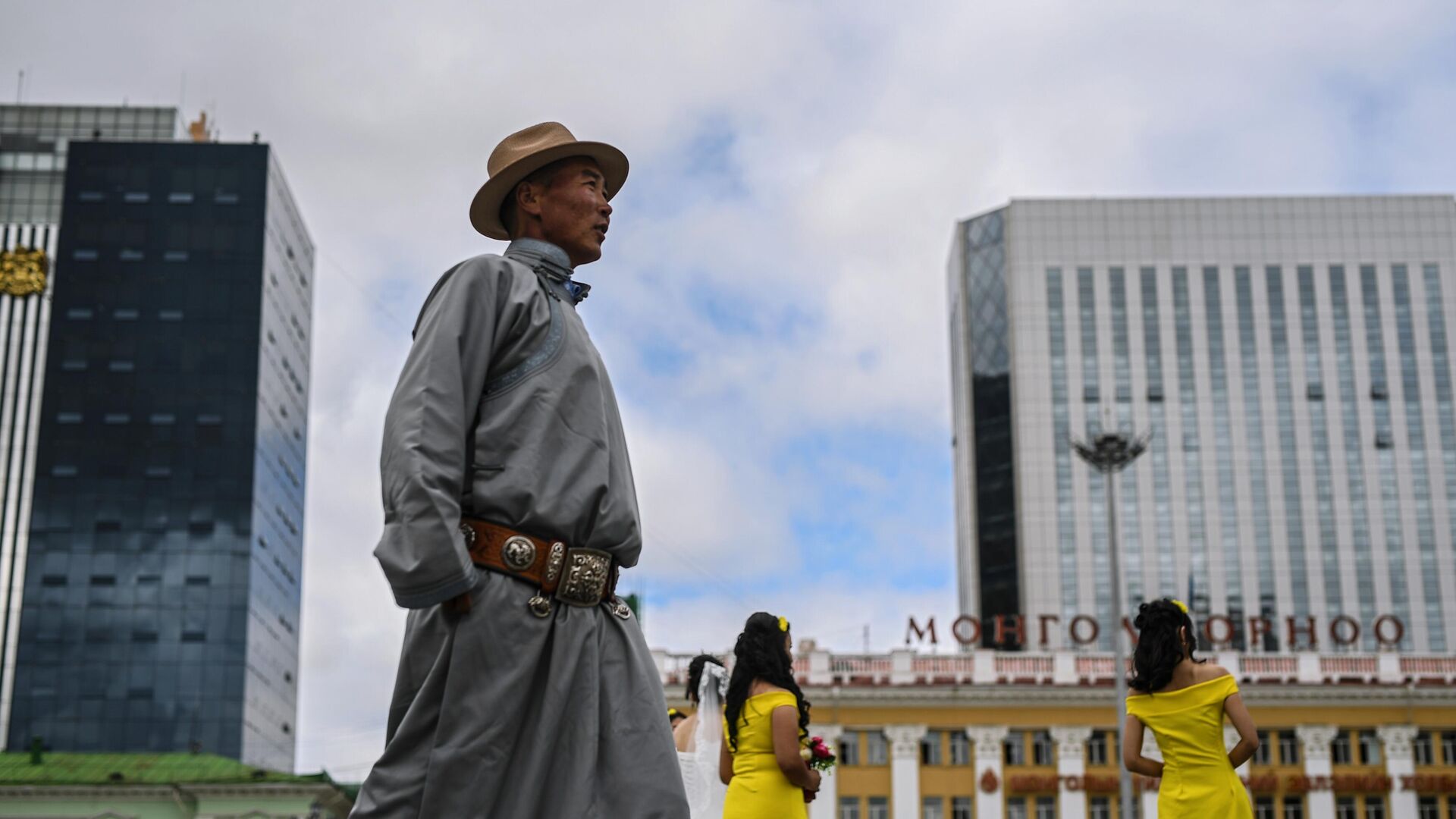 Прохожий на площади Чингисхана в Улан-Баторе - РИА Новости, 1920, 17.02.2023
