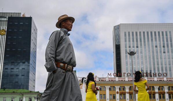 Прохожий на площади Чингисхана в Улан-Баторе