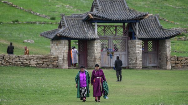 Люди в буддийском комплексе Их Бурхант в провинции Дорнод в Монголии