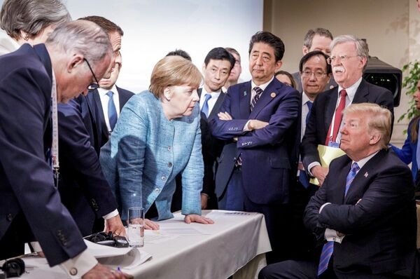 Канцлер Германии Ангела Меркель и президент США Дональд Трамп во время саммита лидеров G7 в Мальбе, Канада. 2018 год Канцлер Германии Ангела Меркель и президент США Дональд Трамп во время саммита лидеров G7 в Мальбе, Канада. 2018 год