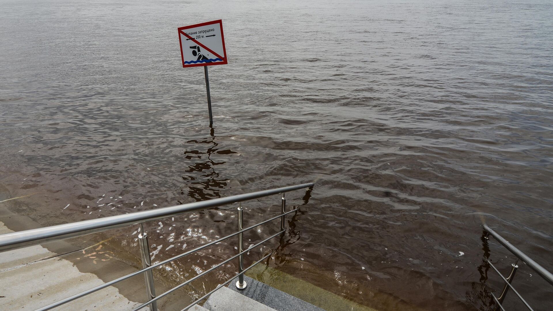 Вода в реке амур. Разлив Амура в Хабаровске. Наводнение Амур Хабаровск. Река Амур наводнение 2013. Потоп Амур Комсомольск на Амуре.