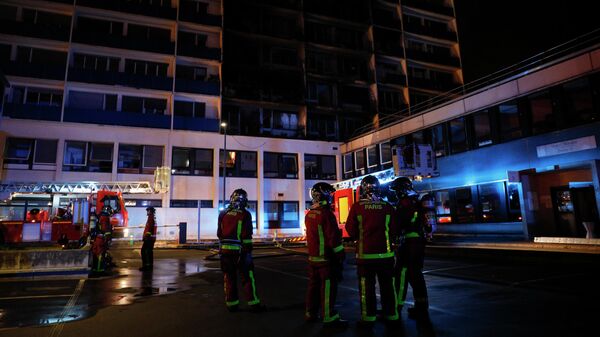 Пожар в десятиэтажном здании, расположенном рядом с больницей французского города Кретей. 22 августа 2019
