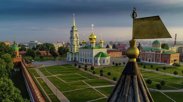 Тульский кремль. В центре: Успенский собор. Справа: флажок на крыше Никитской башни