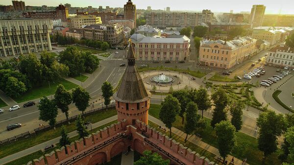 Спасская башня Тульского кремля (на первом плане) и Крестовоздвиженская площадь