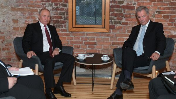 Президент РФ Владимир Путин и президент Финляндии Саули Ниинистё во время беседы в рамках посещения морской крепости Свеаборг