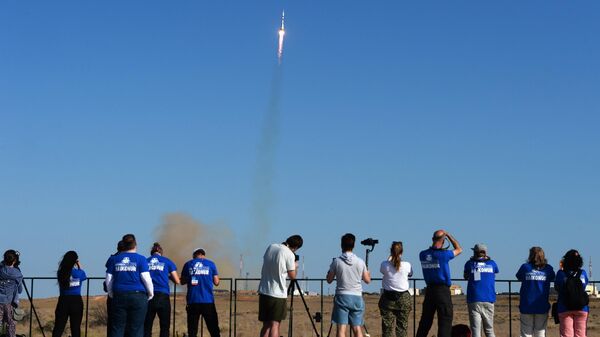 Журналисты наблюдают за запуском ракеты-носителя Союз-2.1а с пилотируемым кораблем Союз МС-14