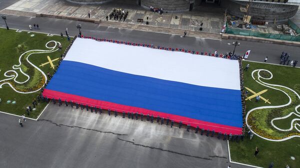 Флешмоб в честь Дня государственного флага России на площади Парка Победы на Поклонной горе 