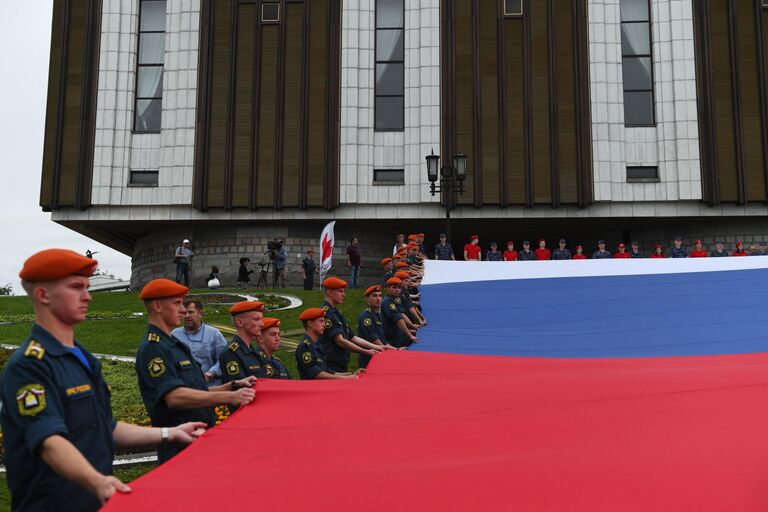 Флешмоб в честь Дня государственного флага России на площади Парка Победы на Поклонной горе