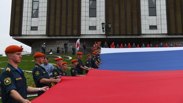Флешмоб в честь Дня государственного флага России на площади Парка Победы на Поклонной горе