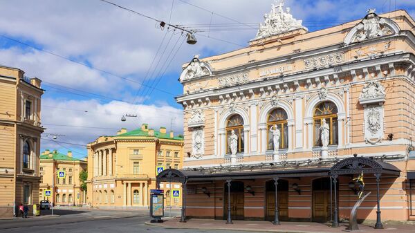 Здание Цирка Чинизелли в Санкт-Петербурге на набережной реки Фонтанки