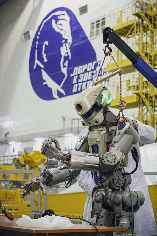 Подготовка робота Skybot F-850 (робота Федора) на Байконуре к полету к МКС