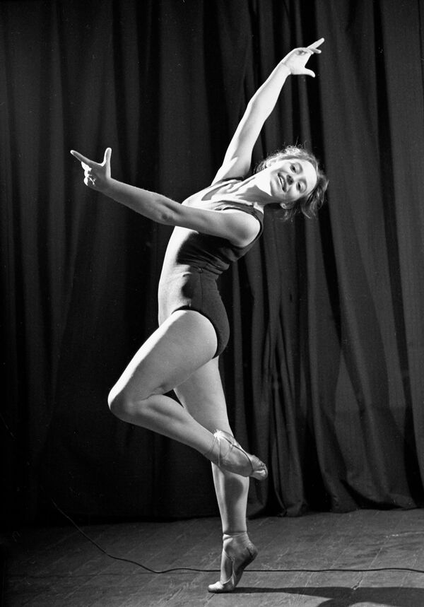 Мастер спорта СССР по художественной гимнастике Людмила Савинкова (спортивное общество Труд) выполняет упражнения без предмета.