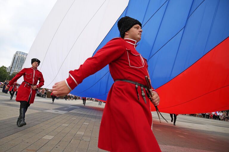 Почетный караул Кубанского казачьего войска на празднование Дня государственного флага Российской Федерации в Краснодаре